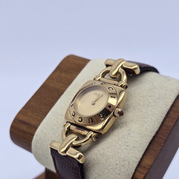 GUCCI- elegancki zegarek vintage na pasku, lata 90. na stojaku