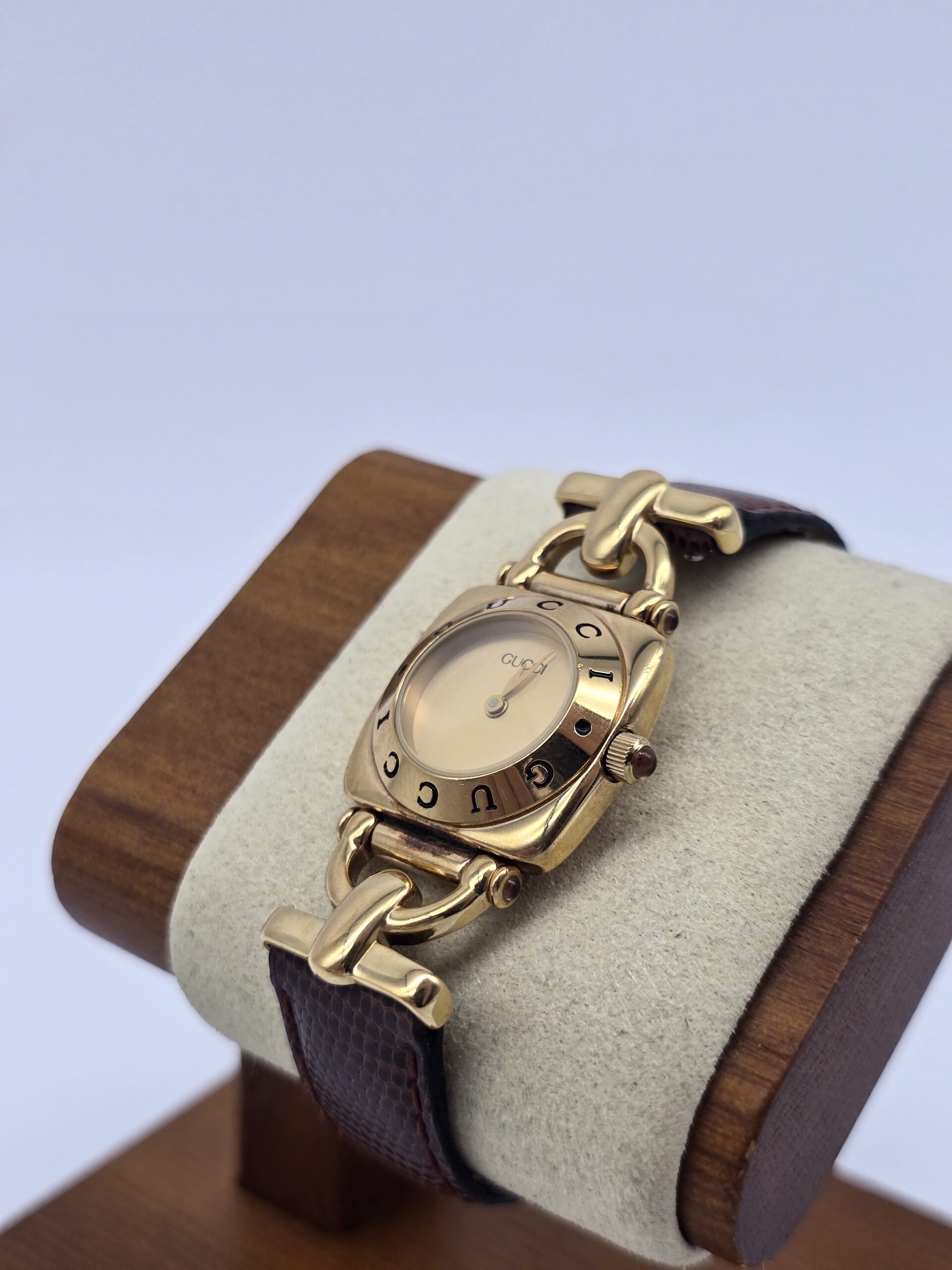 GUCCI- elegancki zegarek vintage na pasku, lata 90. na stojaku