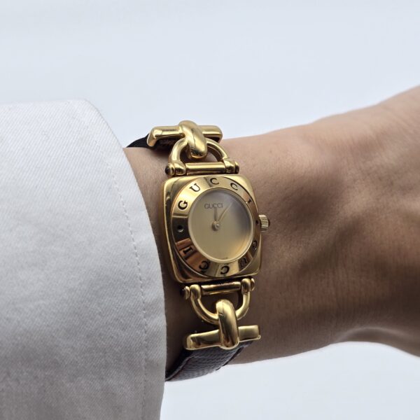 GUCCI- elegancki zegarek vintage na pasku, lata 90. na ręku