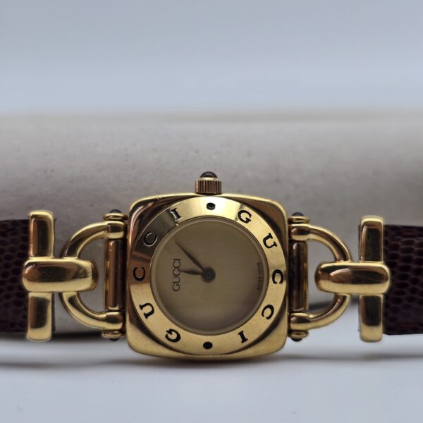 GUCCI- elegancki zegarek vintage na pasku, lata 90. przy podstawce
