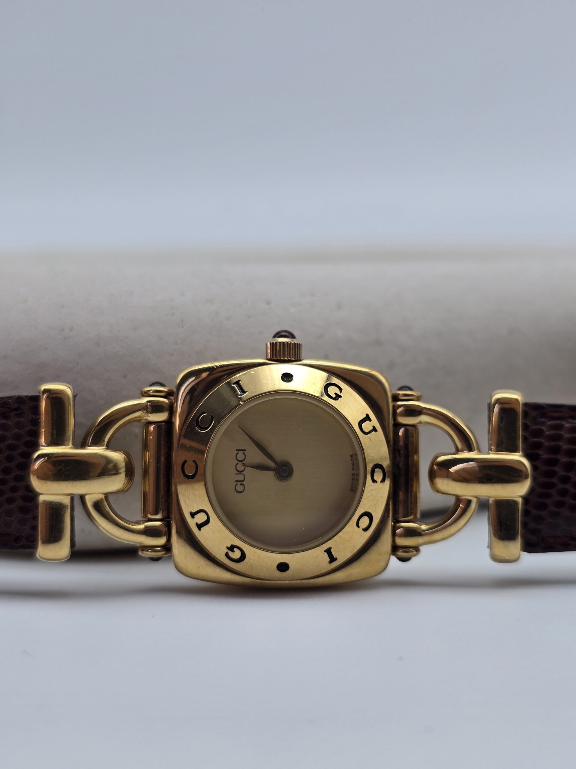 GUCCI- elegancki zegarek vintage na pasku, lata 90. przy podstawce