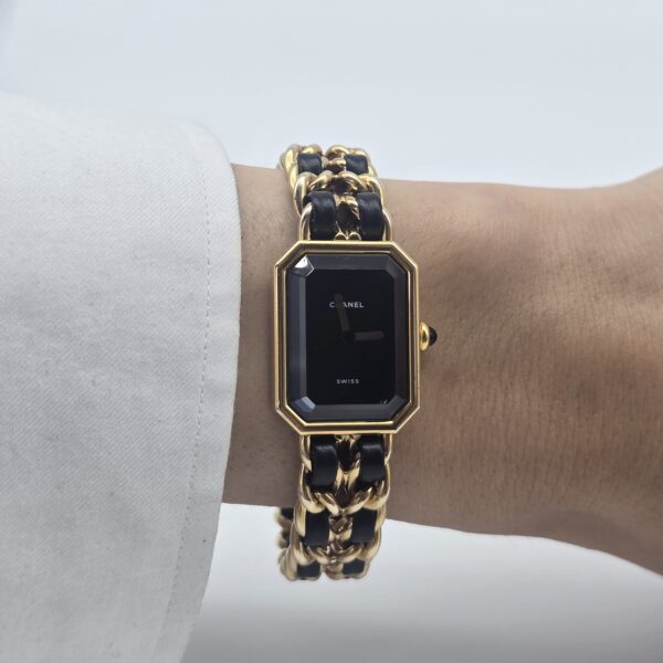 "CHANEL- model Chanel Première, lata 80." na ręku