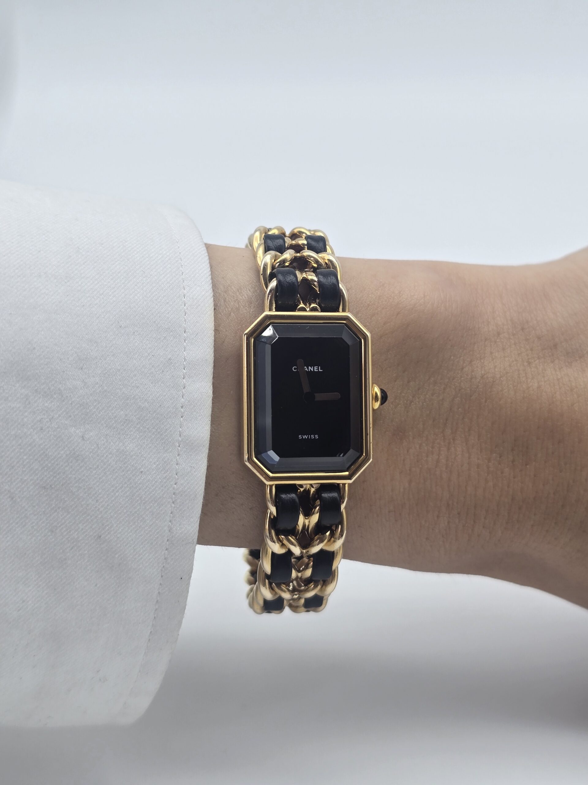 "CHANEL- model Chanel Première, lata 80." na ręku