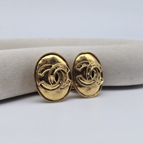 CHANEL – owalne klipsy vintage z logo CC, lata 90.