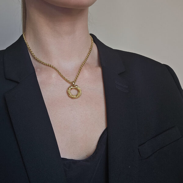 BURBERRY - złoty naszyjnik vintage z okrągłą plecioną zawieszką, lata 90. na modelce