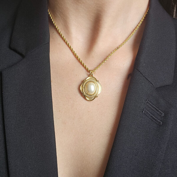 BURBERRY - naszyjnik vintage z medalionem i perłą, lata 90. na modelce