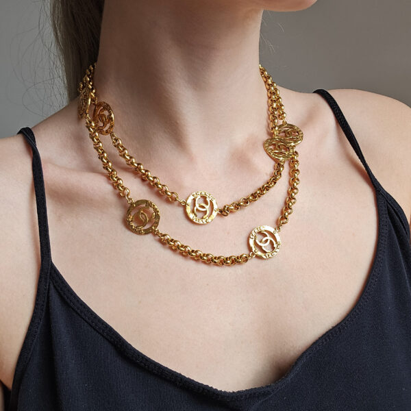 CHANEL - naszyjnik vintage z ażurowymi medalionami CC, lata 90. na modelce