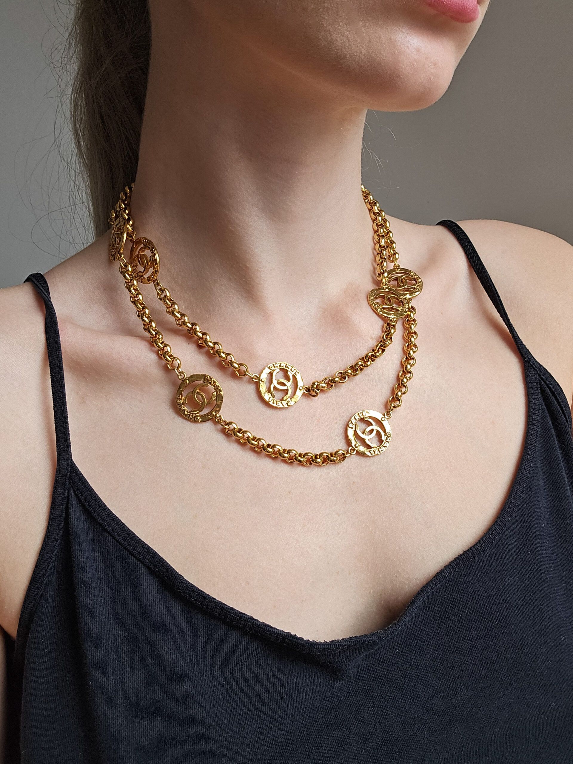 CHANEL - naszyjnik vintage z ażurowymi medalionami CC, lata 90. na modelce