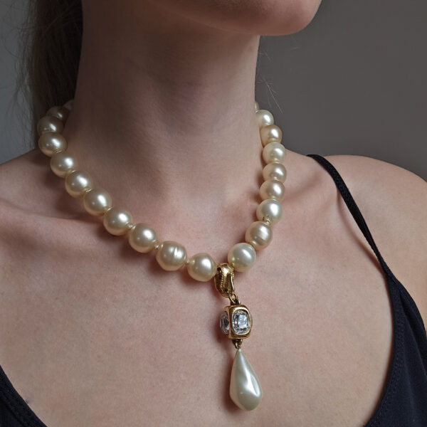 CHANEL - perłowy naszyjnik vintage z wiszącym kryształkiem i łezką, lata 80. na modelce