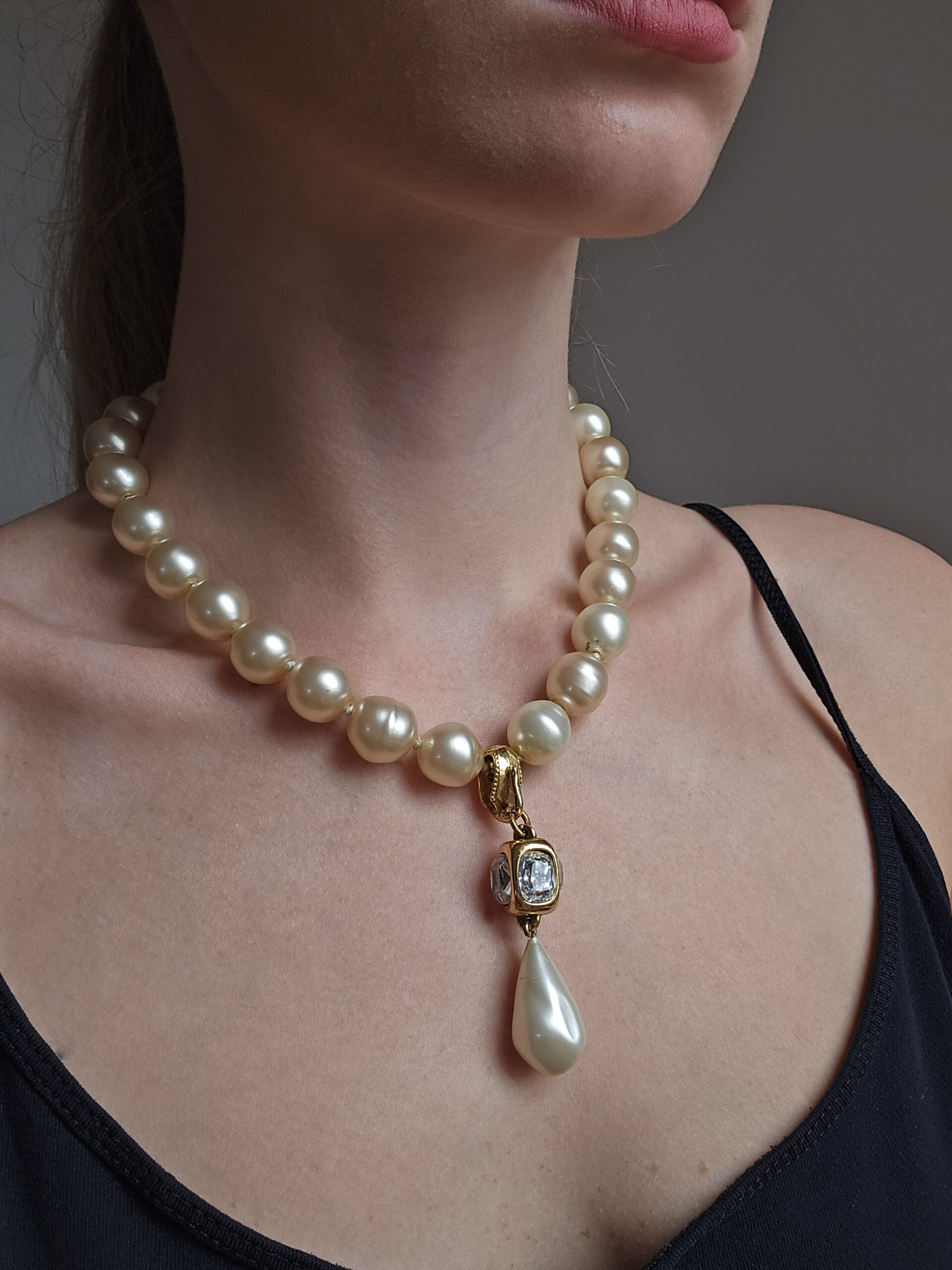 CHANEL - perłowy naszyjnik vintage z wiszącym kryształkiem i łezką, lata 80. na modelce