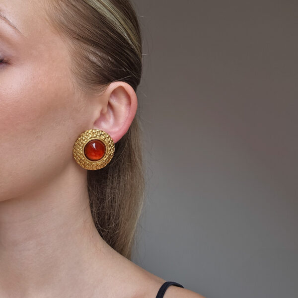CHANEL - klipsy vintage plecione z czerwonym kaboszonem,lata 90. na modelce