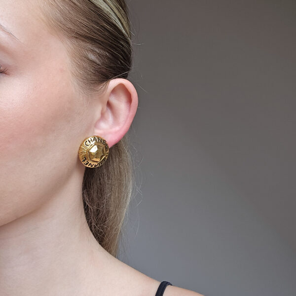 CHANEL - klipsy vintage z heksagonem i logo, lata 90. na modelce