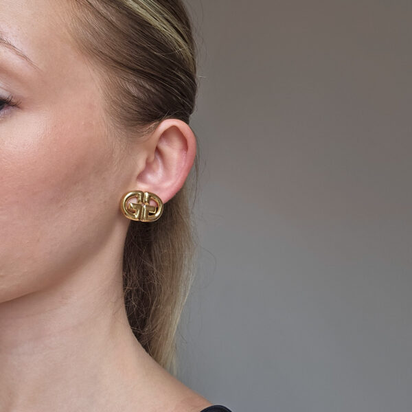 GIVENCHY - eleganckie klipsy vintage z monogramem, lata 90. na modelce