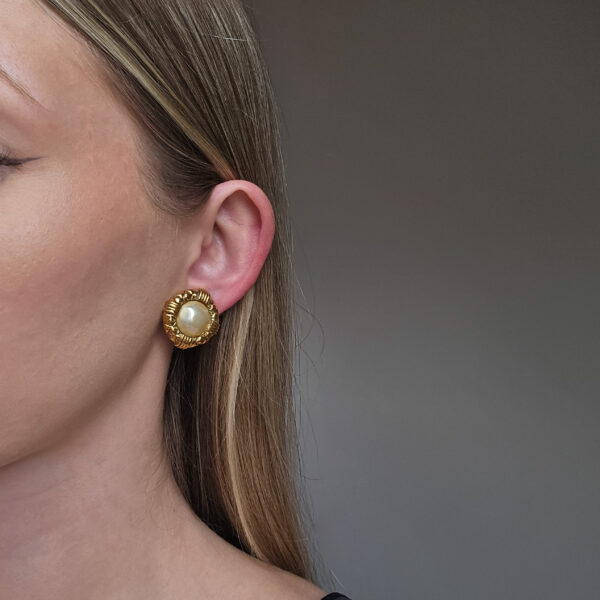 CHANEL - złote klipsy vintage z perłą, lata 90. na modelce