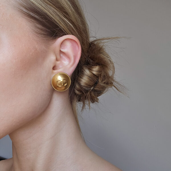"CHANEL- eleganckie klipsy z monogramem, lata 90." na modelce
