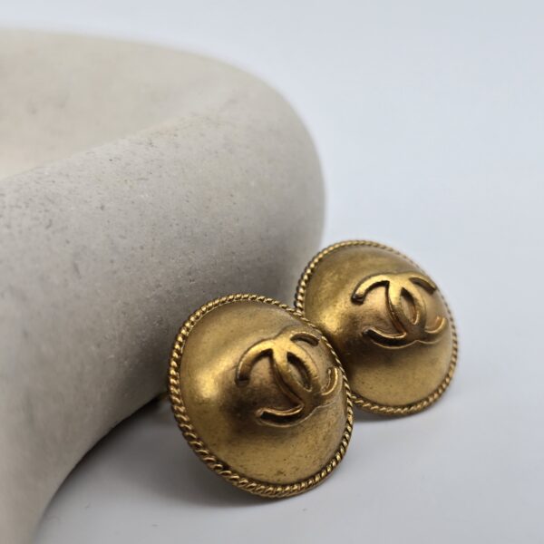 "CHANEL- eleganckie klipsy z monogramem, lata 90."