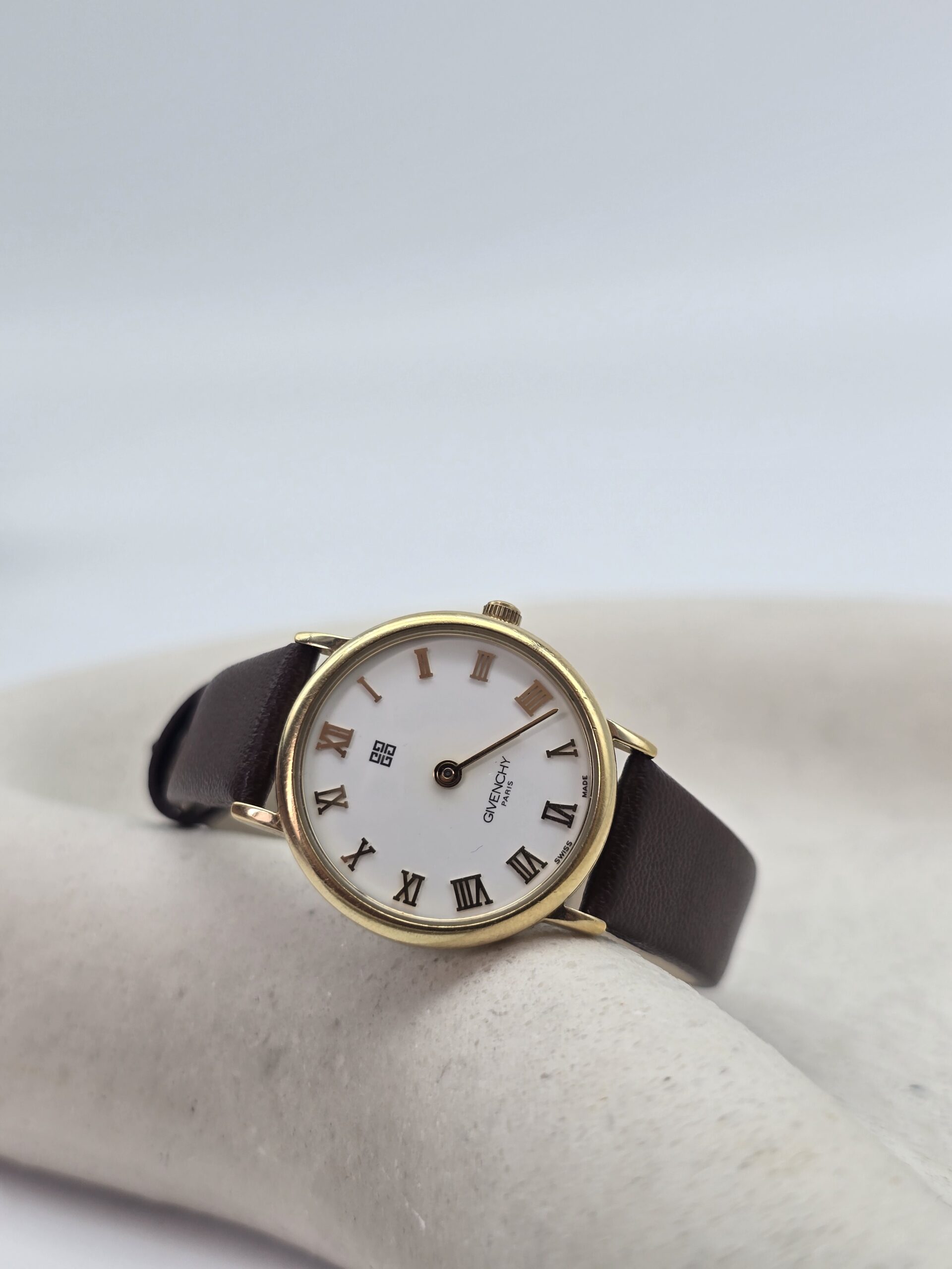 GIVENCHY - zegarek vintage z rzymskimi indeksami, lata 90.