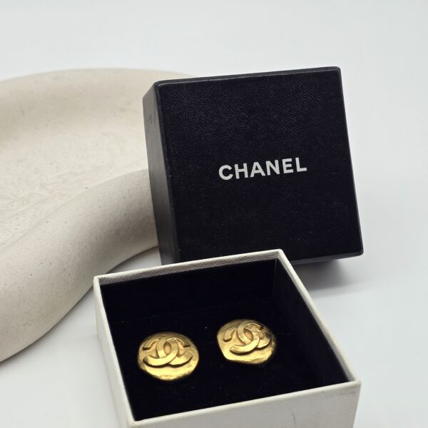 CHANEL - złote klipsy vintage z monogramem, lata 90.