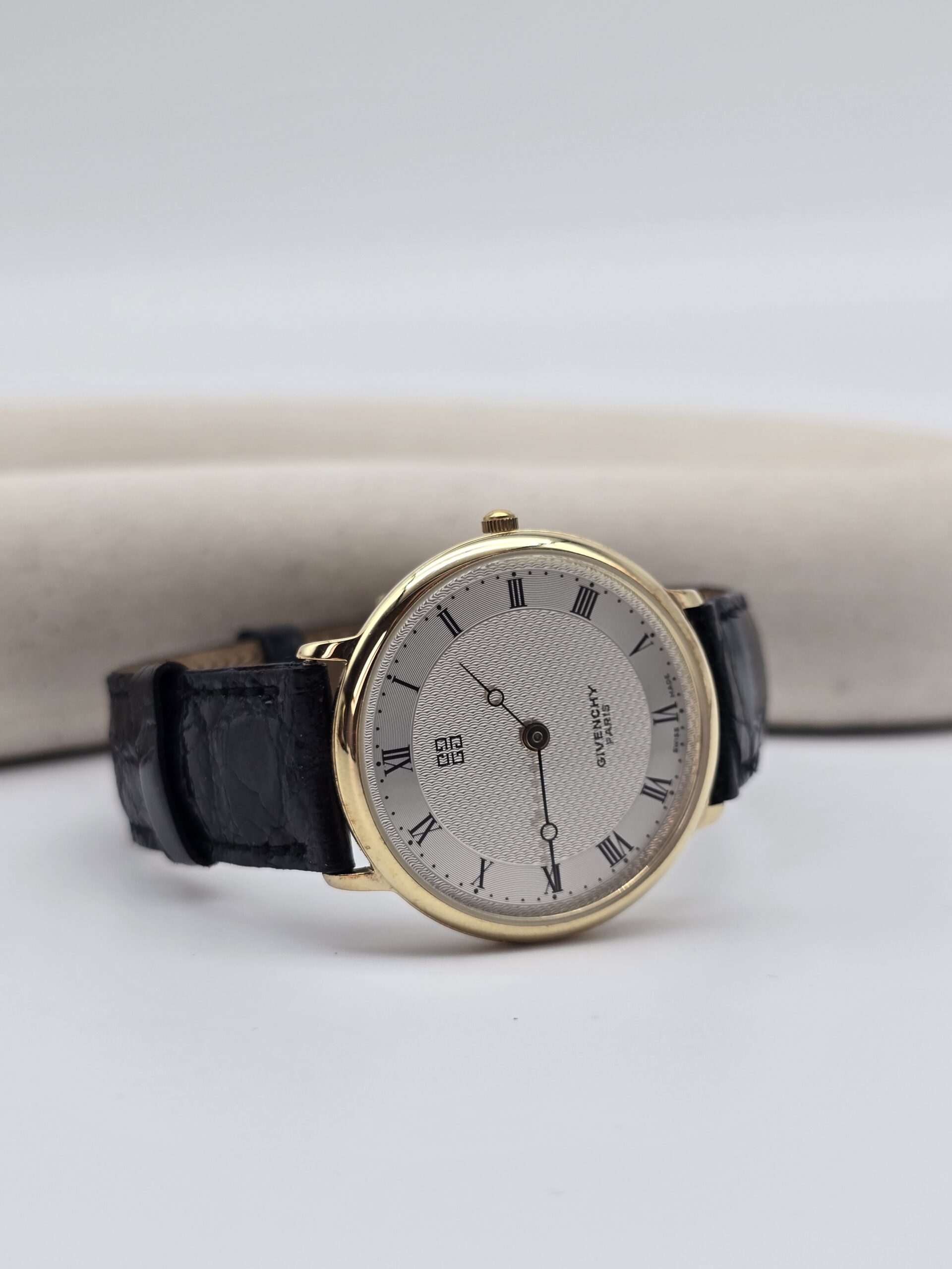 GIVENCHY - klasyczny zegarek vintage z giliszowaną tarczą, lata 90.