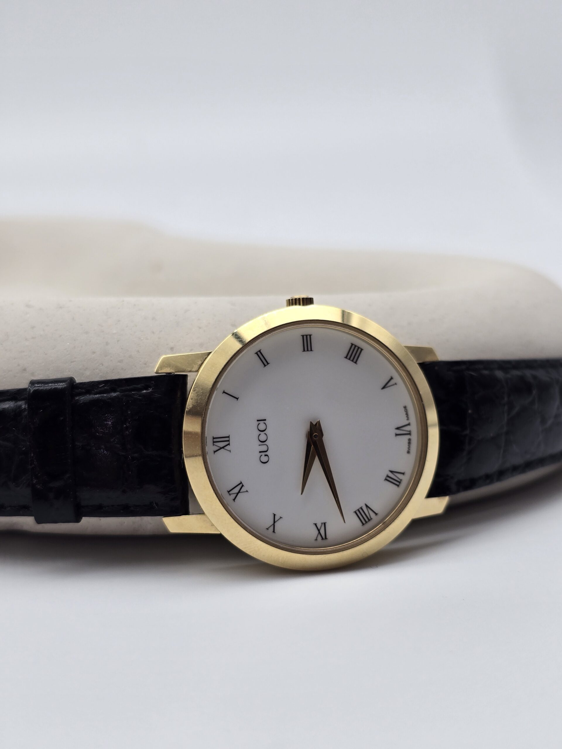 GUCCI - klasyczny zegarek vintage z rzymskimi indeksami, lata 90.