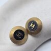 CHANEL - okrągłe klipsy vintage z monogramem, kolekcja 1994 r.