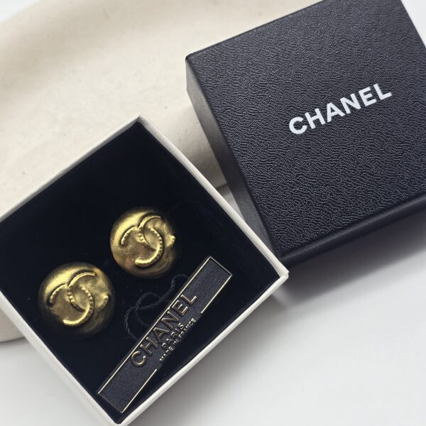 CHANEL - złote klipsy vintage z logo CC, 1995r.