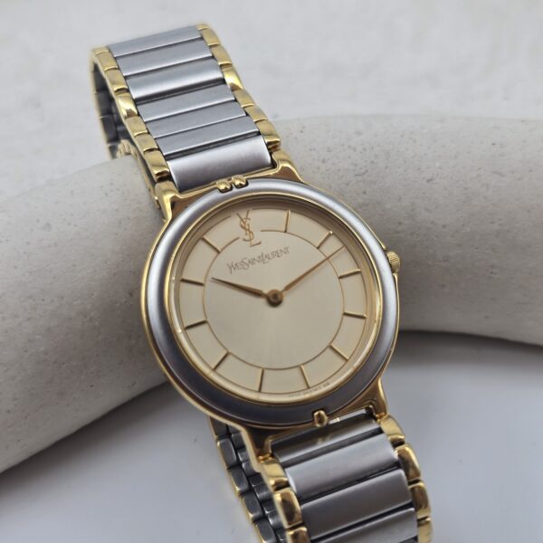 YVES SAINT LAURENT - zegarek vintage na bransolecie z złotymi akcentami, lata 90. tarcza