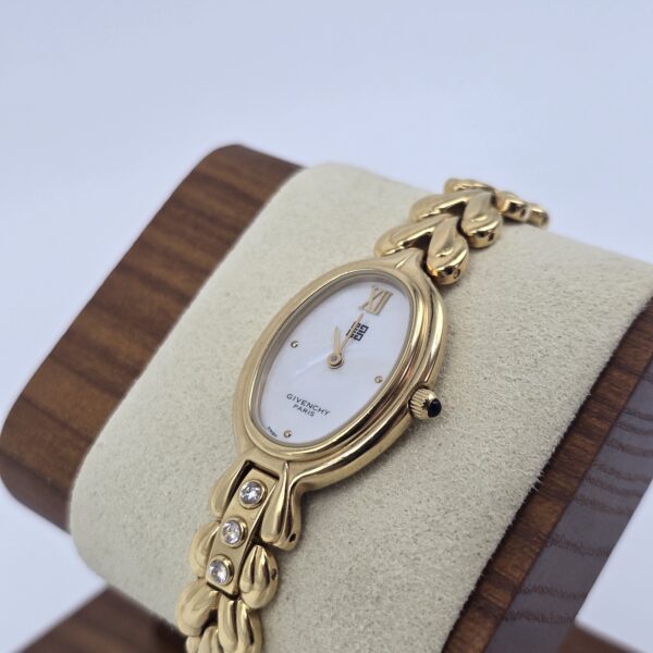 GIVENCHY - zegarek vintage na ozdobnej bransolecie, lata 90. stojak