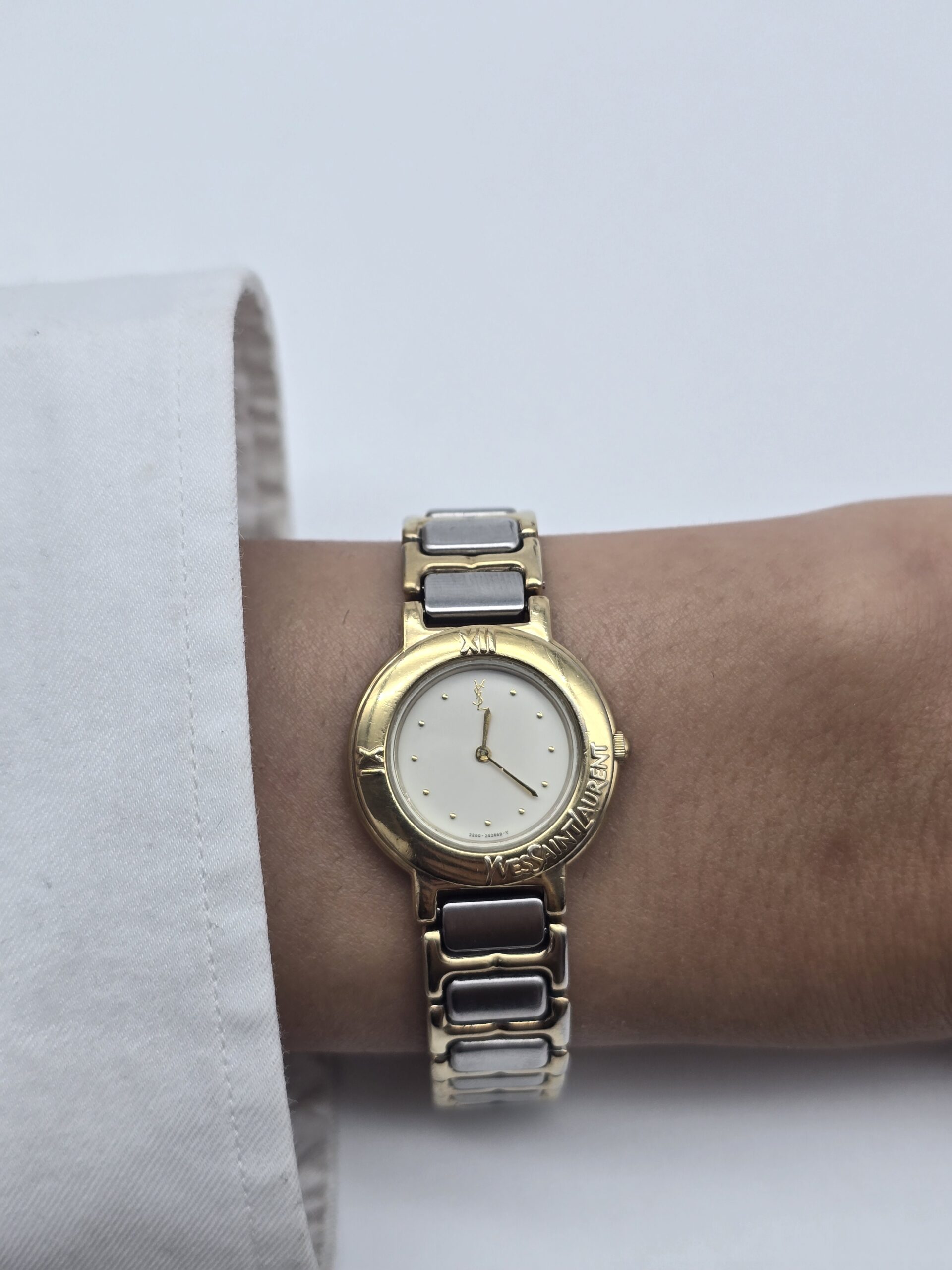 YVES SAINT LAURENT - zegarek vintage na bransolecie z rzymskimi indeksami, lata 90. nadgarstek