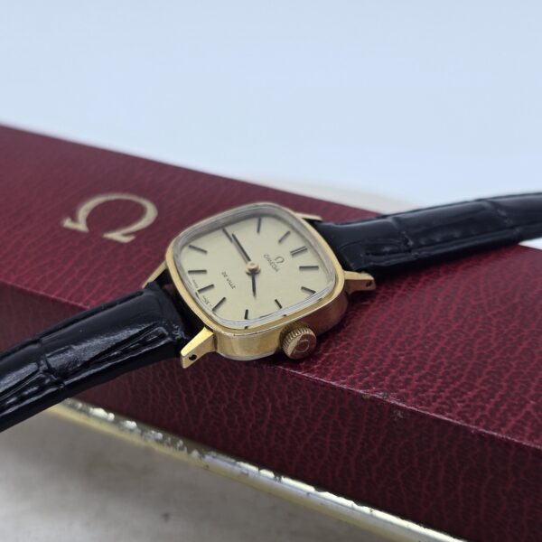 Omega De Ville - zegarek vintage na pasku z szampańską tarczą, lata 90. z pudełkiem