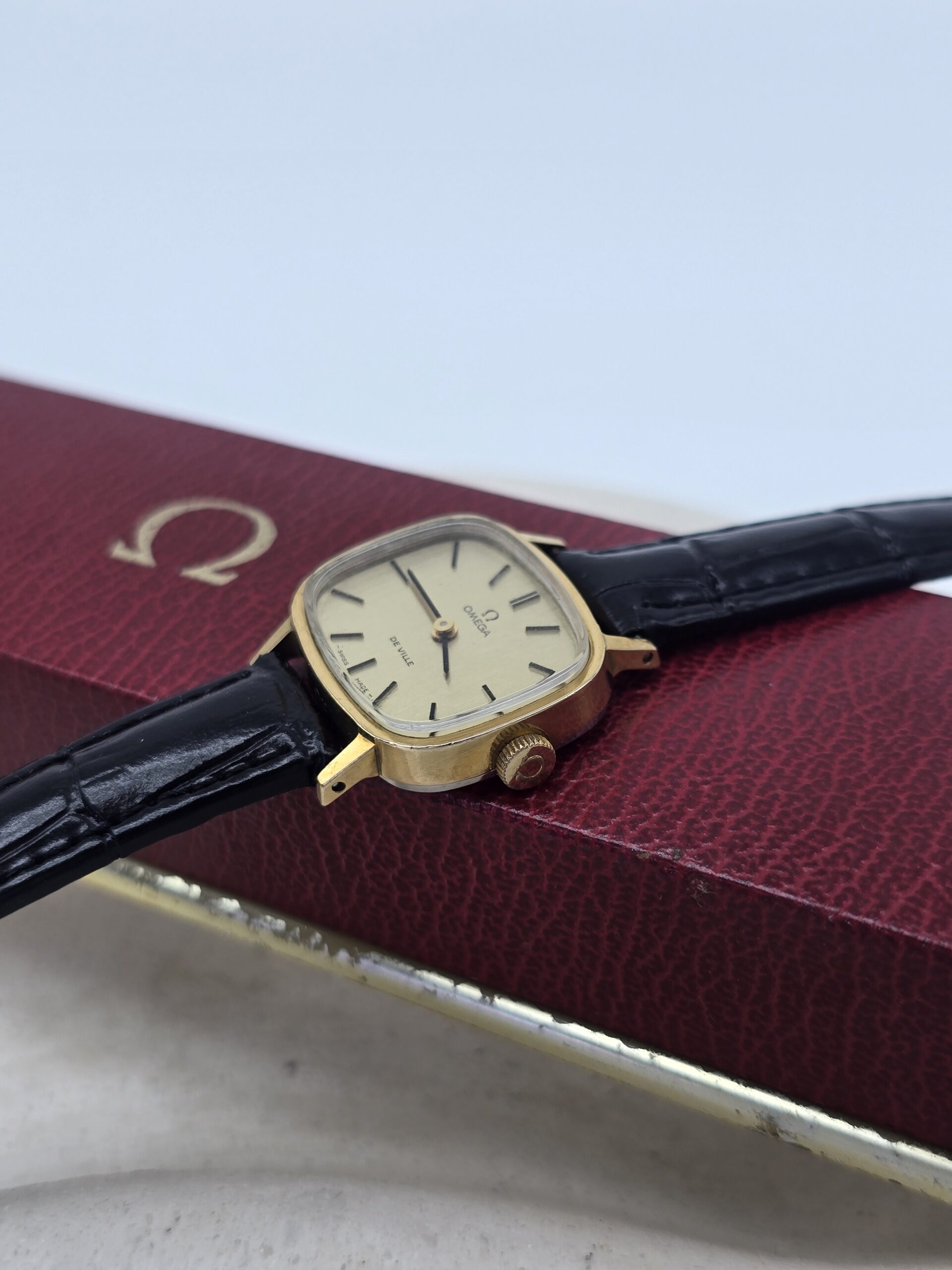 Omega De Ville - zegarek vintage na pasku z szampańską tarczą, lata 90. z pudełkiem