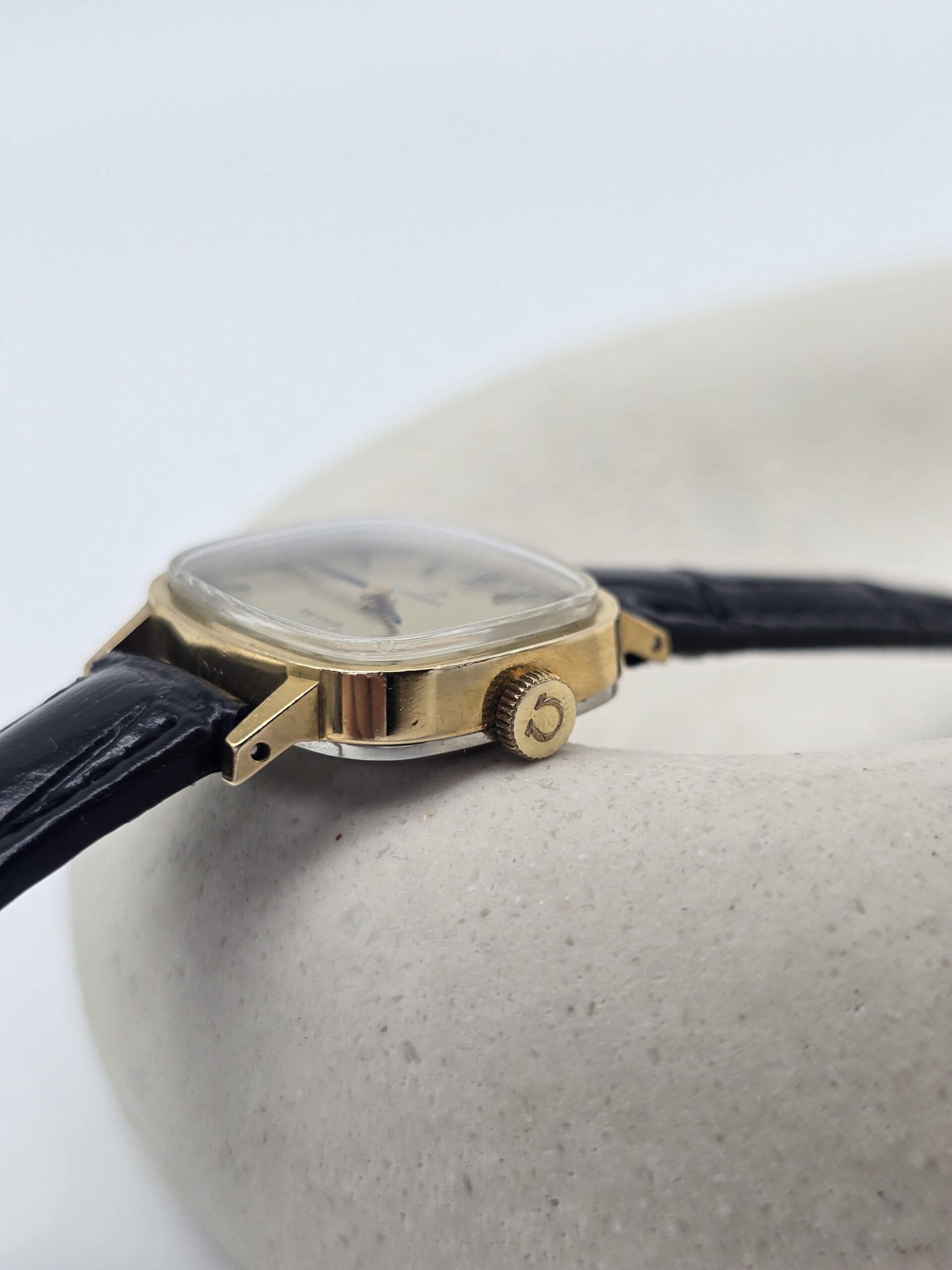 Omega De Ville - zegarek vintage na pasku z szampańską tarczą, lata 90. koronka
