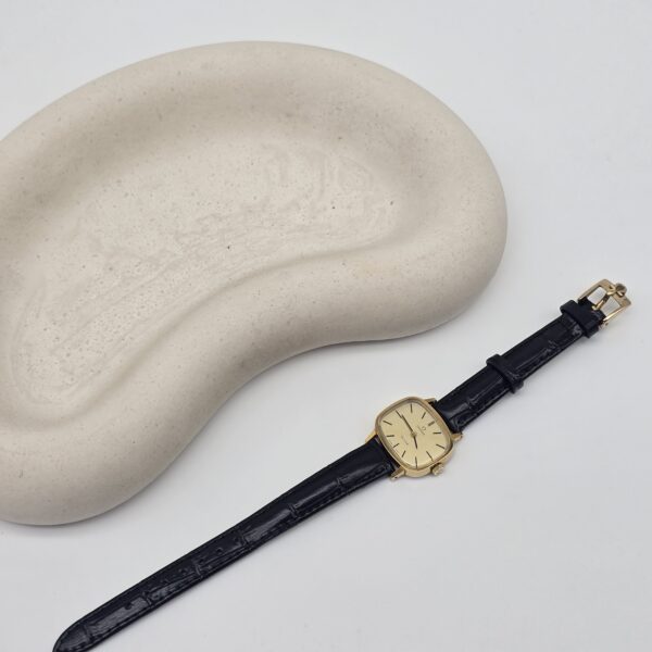 Omega De Ville - zegarek vintage na pasku z szampańską tarczą, lata 90. front