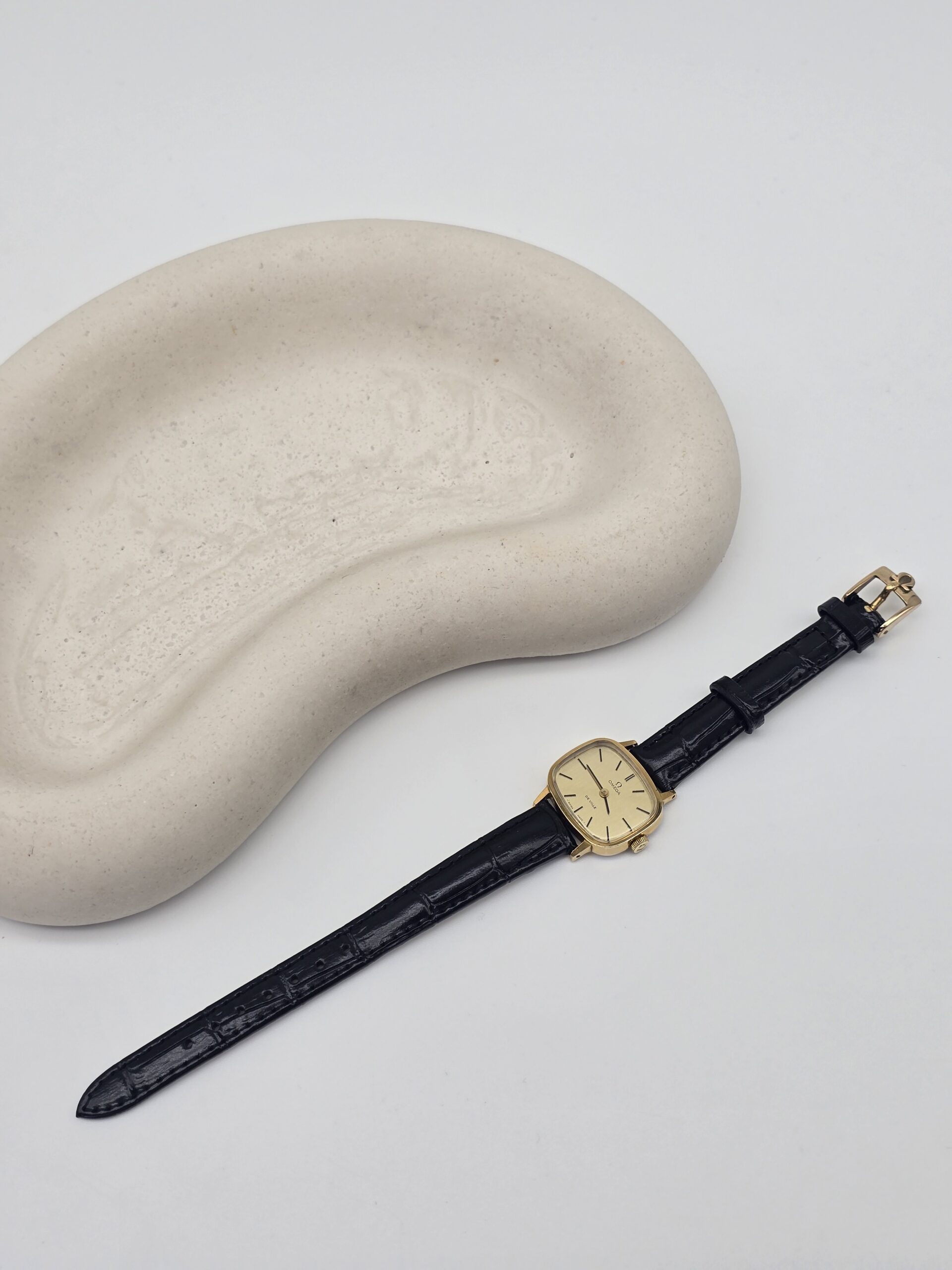 Omega De Ville - zegarek vintage na pasku z szampańską tarczą, lata 90. front