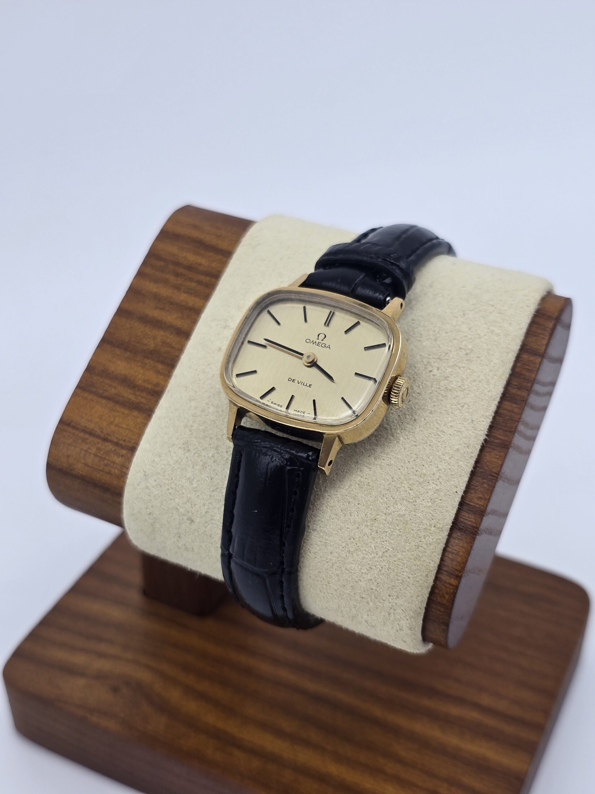 Omega De Ville - zegarek vintage na pasku z szampańską tarczą, lata 90. stojak
