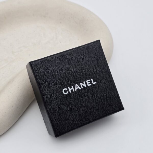 Chanel Turnlock - klasyczne klipsy vintage z monogramem, lata 90. pudełko