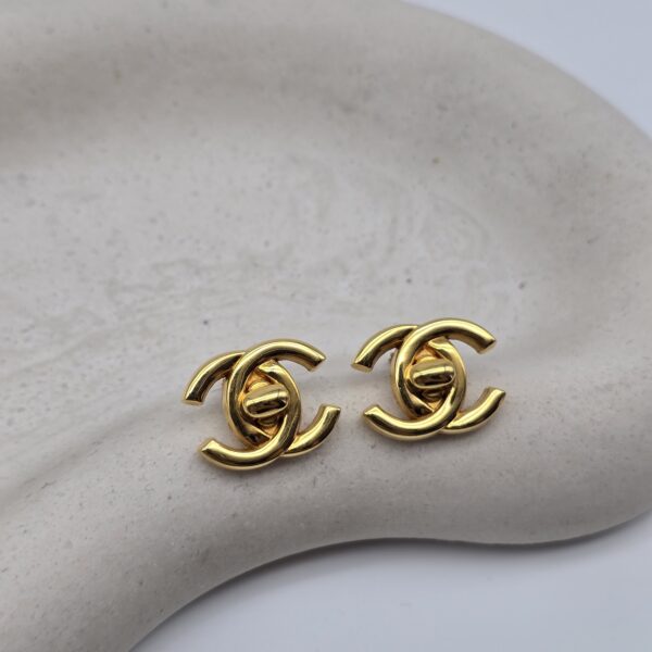 Chanel Turnlock - klasyczne klipsy vintage z monogramem, lata 90. front