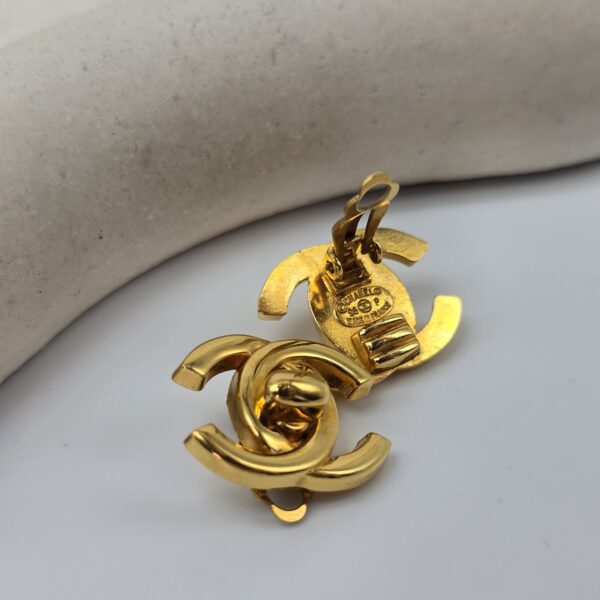 Chanel Turnlock - klasyczne klipsy vintage z monogramem, lata 90. sygnowanie