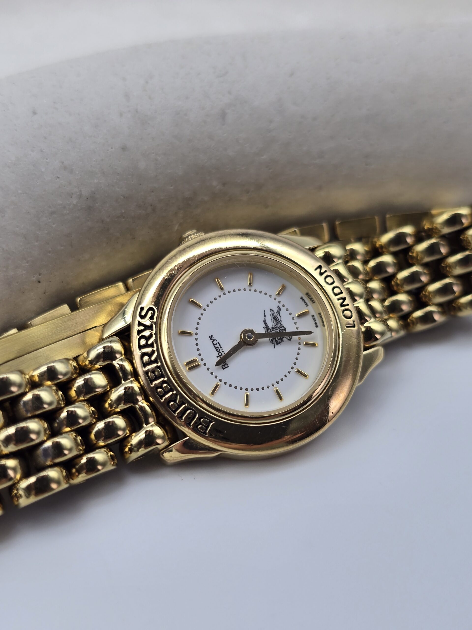 BURBERRY - klasyczny zegarek vintage z jasną tarczą zbliżenie