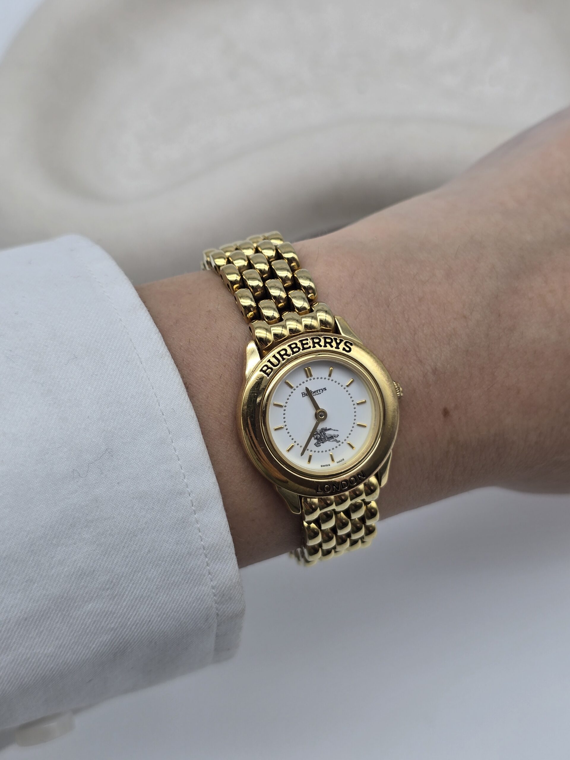 BURBERRY - klasyczny zegarek vintage z jasną tarczą na modelce