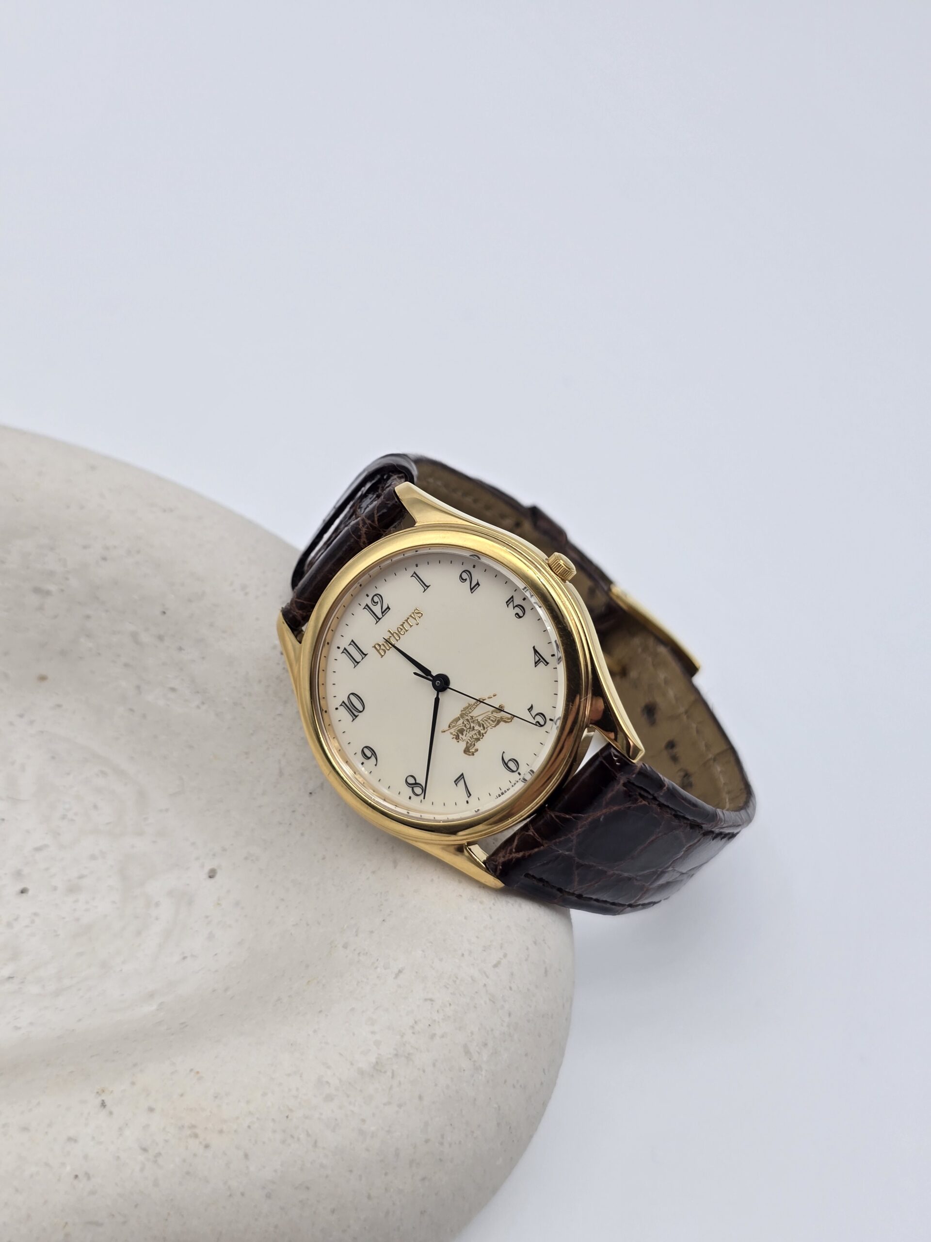 BURBERRY - elegancki zegarek vintage z arabskimi indeksami na podstawce