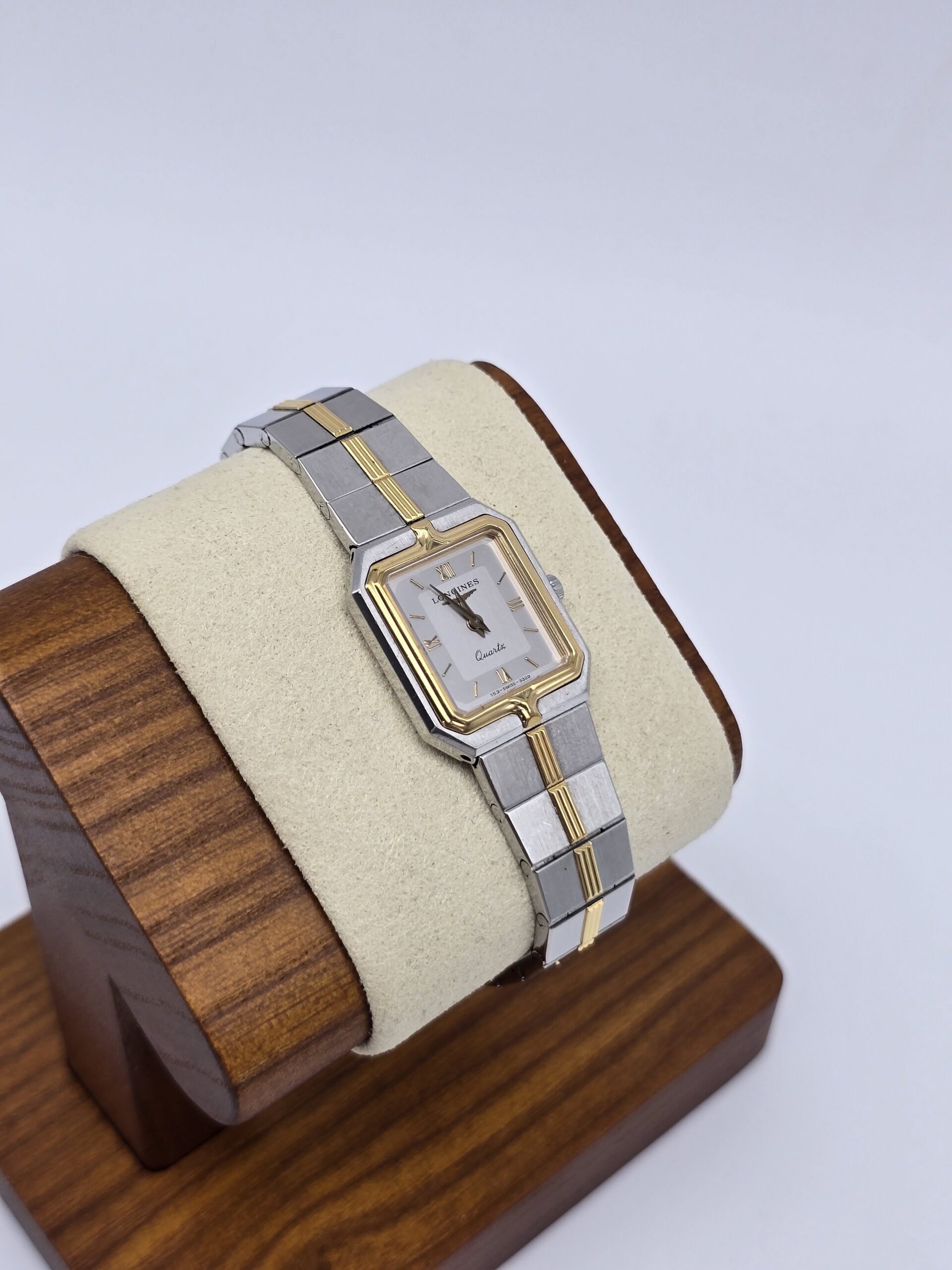 LONGINES - elegancki zegarek vintage z kwadratową kopertą na stojaku