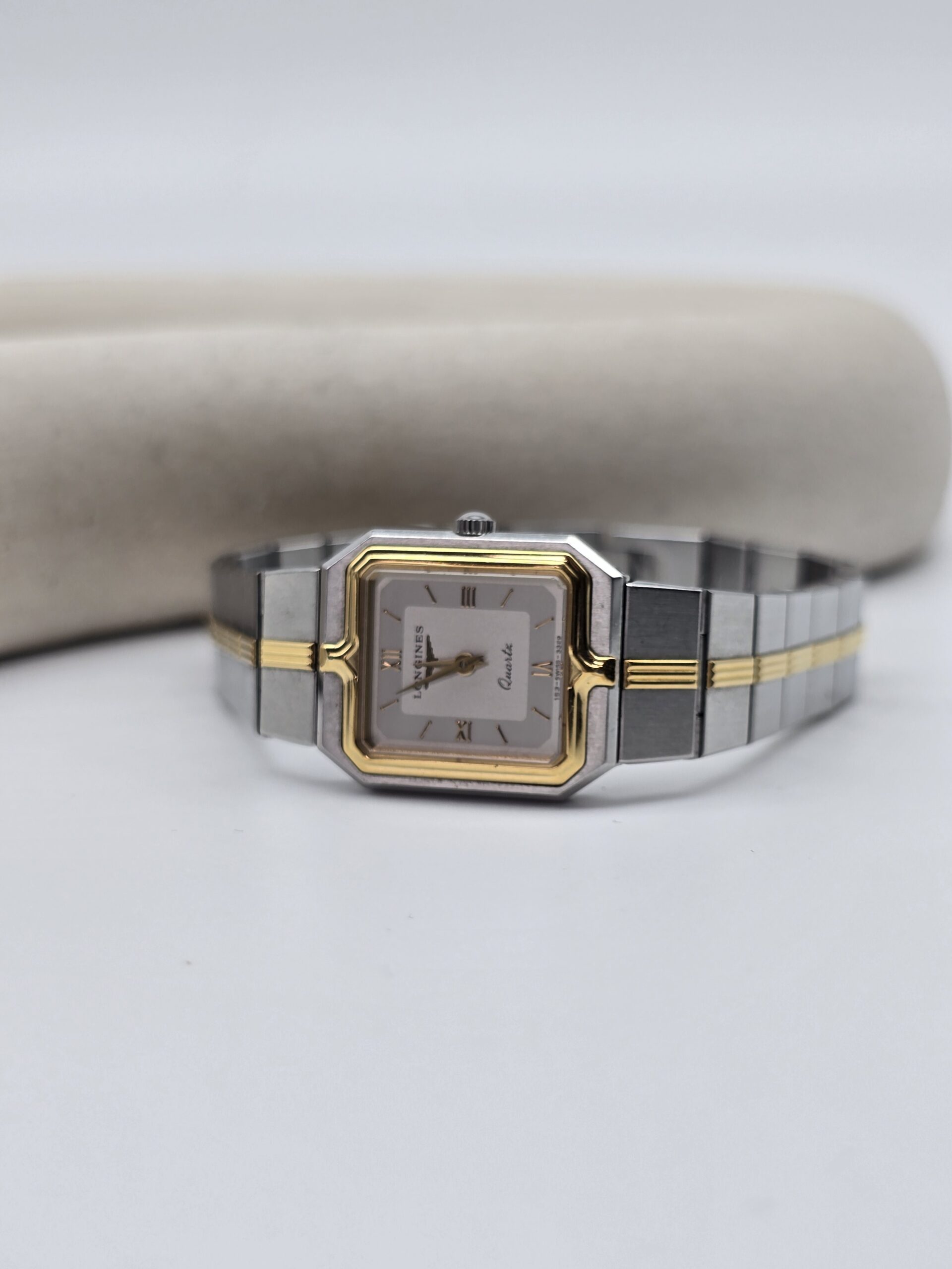 LONGINES - elegancki zegarek vintage z kwadratową kopertą przy podstawce