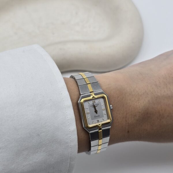 LONGINES - elegancki zegarek vintage z kwadratową kopertą na modelce