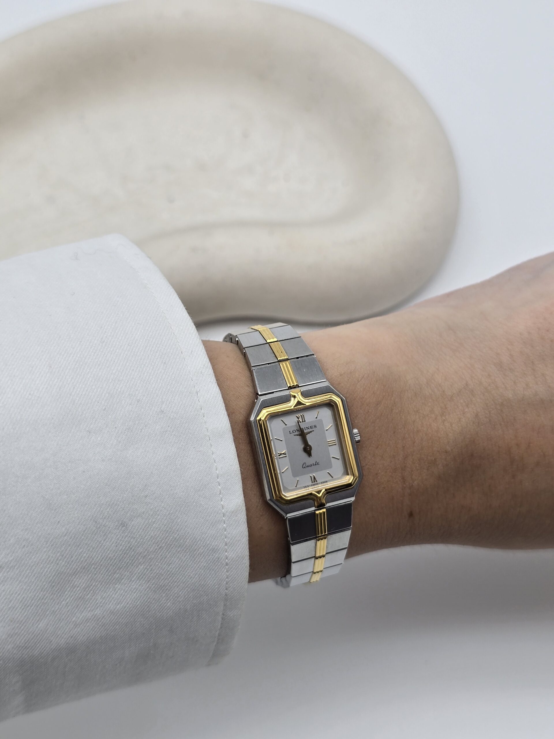 LONGINES - elegancki zegarek vintage z kwadratową kopertą na modelce