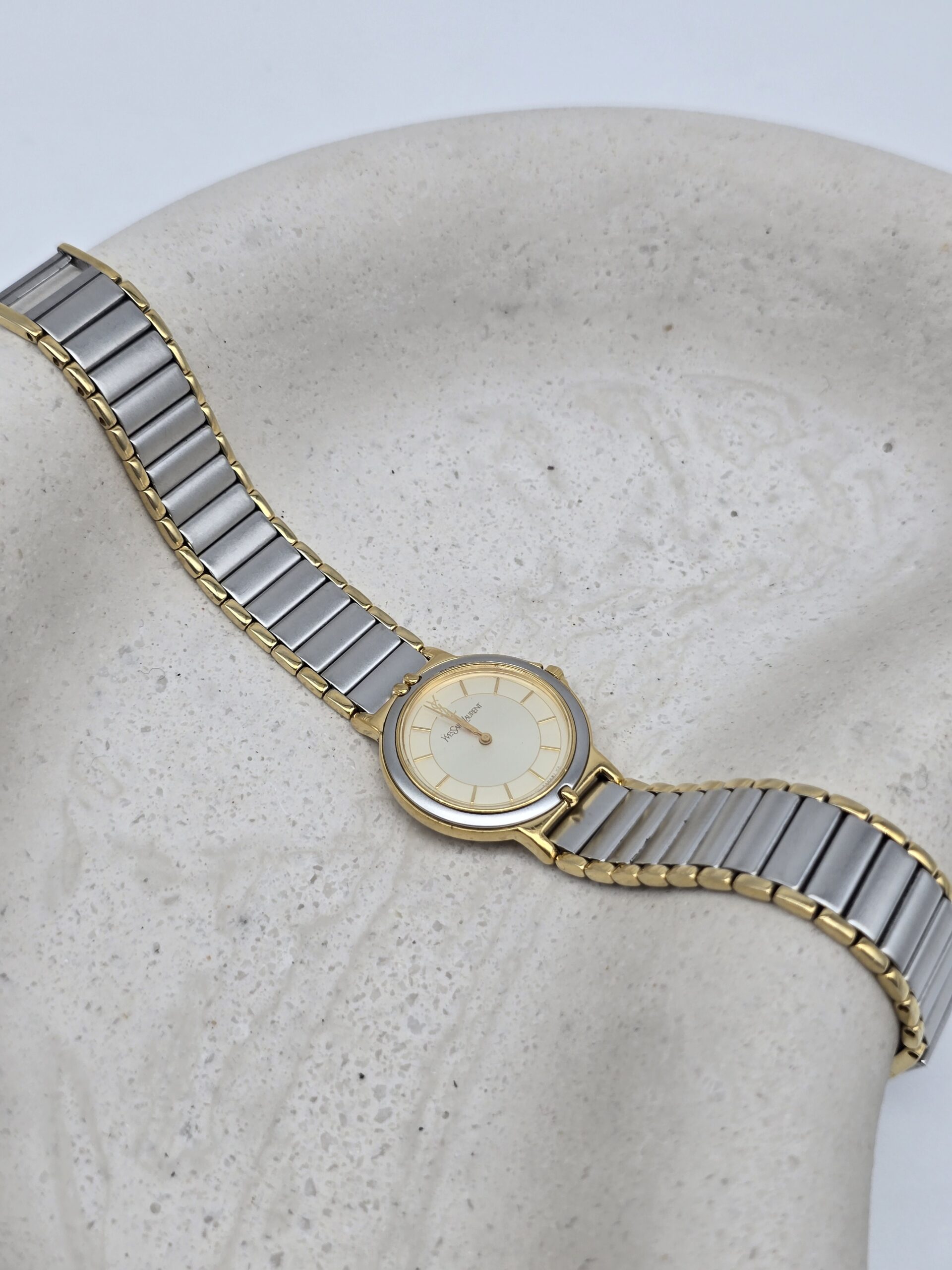 YVES SAINT LAURENT - zegarek vintage z liniowymi indeksami na podstawce