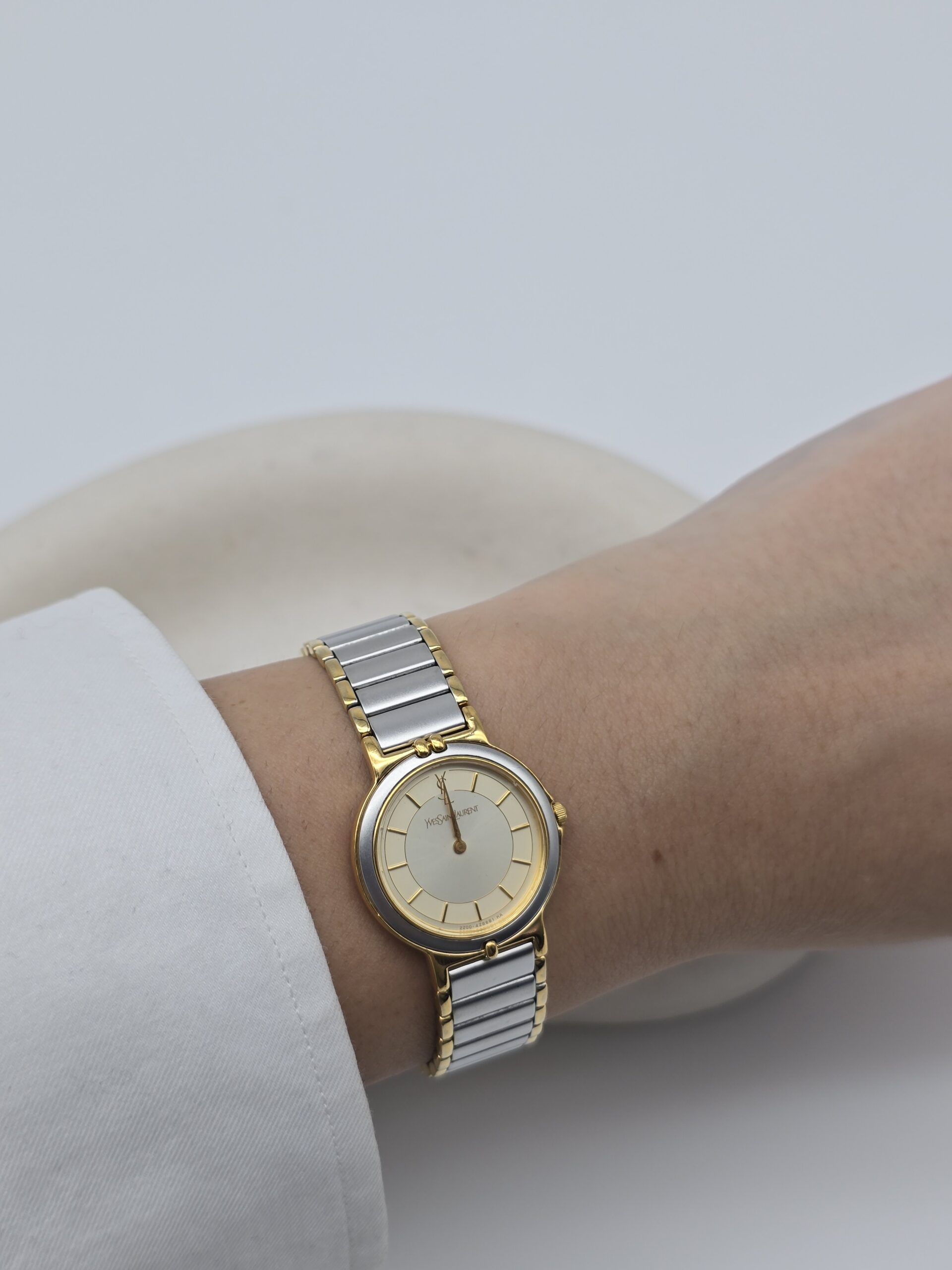 YVES SAINT LAURENT - zegarek vintage z liniowymi indeksami na modelce