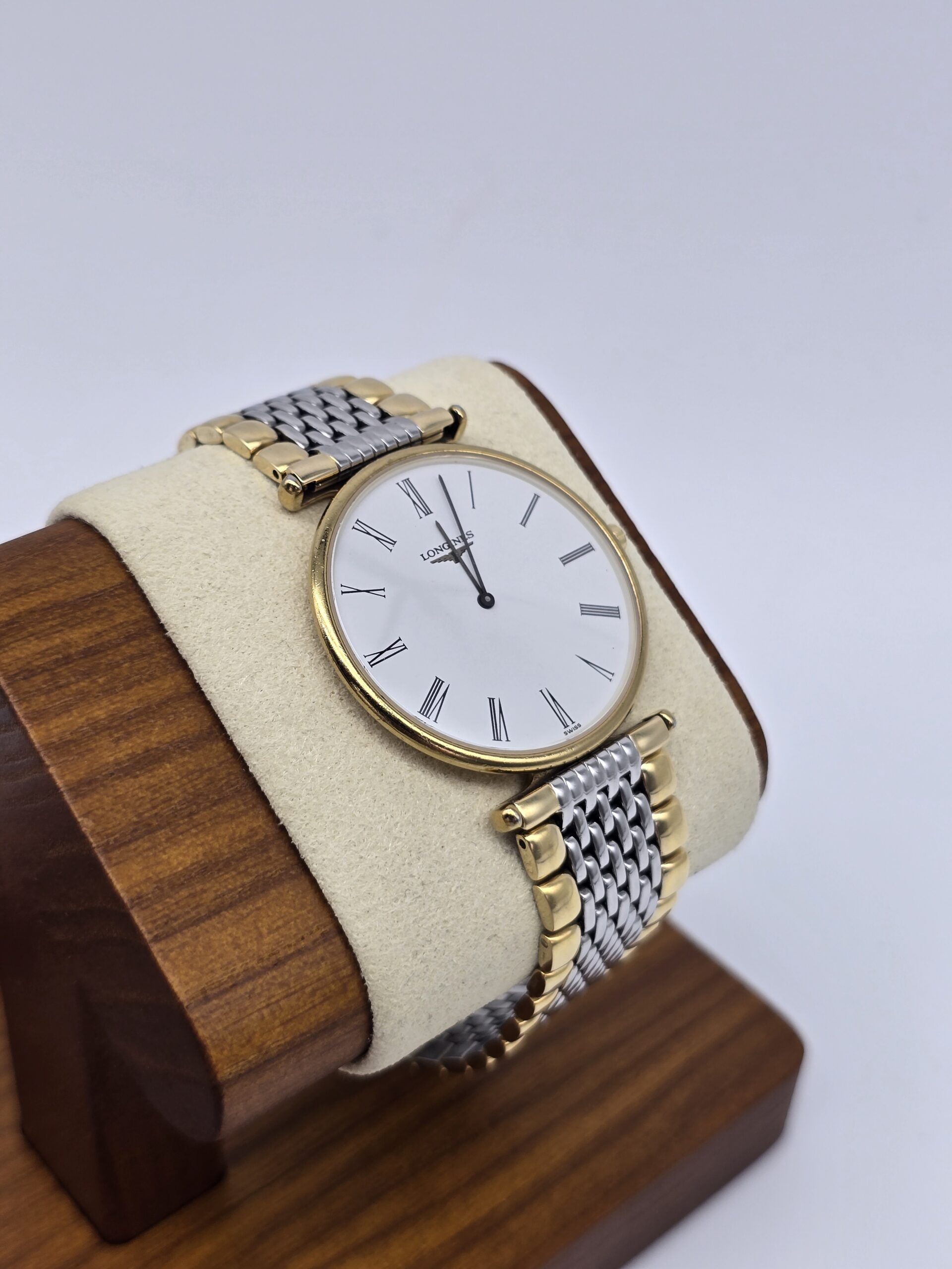LONGINES - elegancki zegarek vintage z rzymskimi indeksami na stojaku