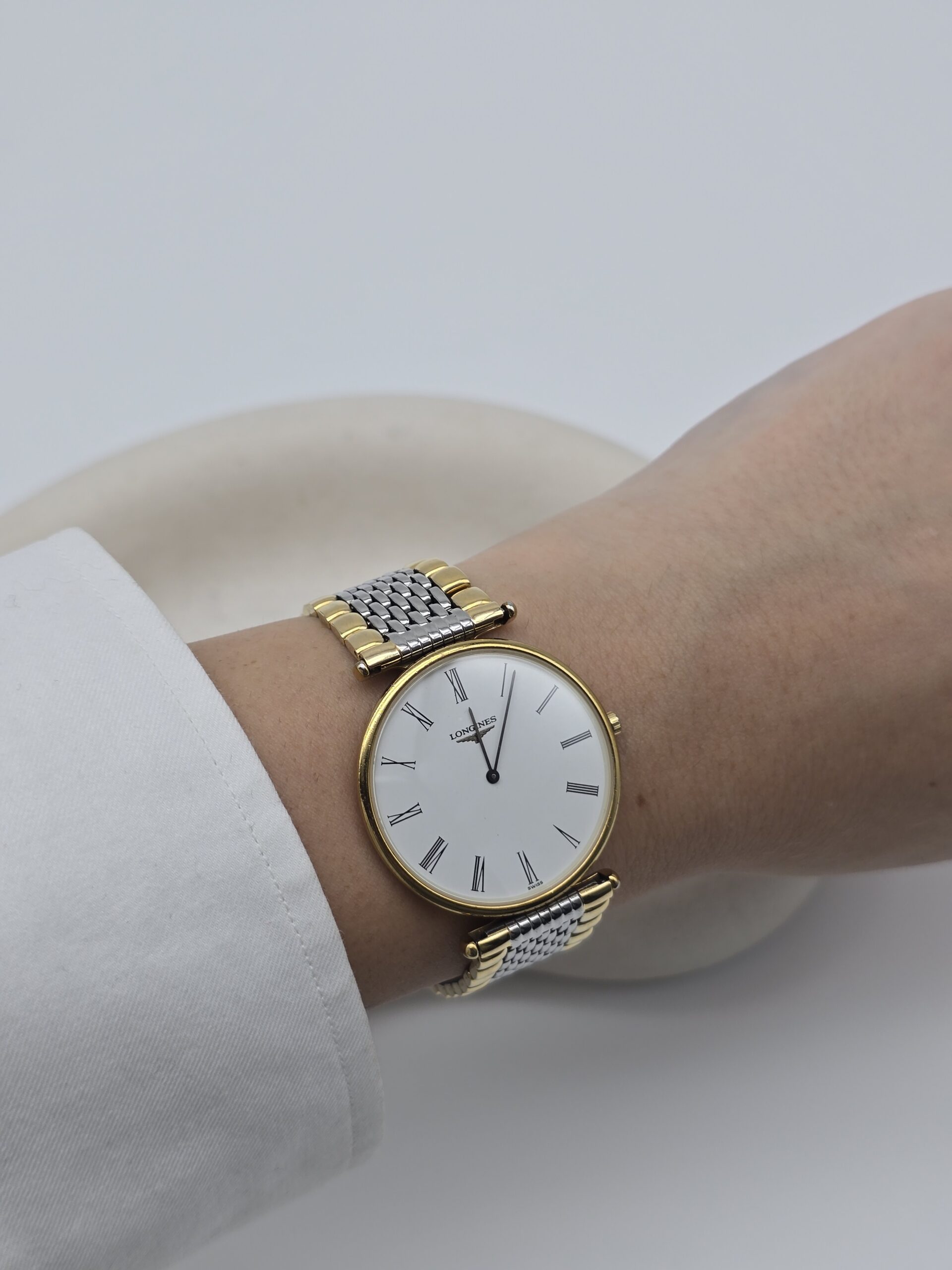 LONGINES - elegancki zegarek vintage z rzymskimi indeksami na modelce