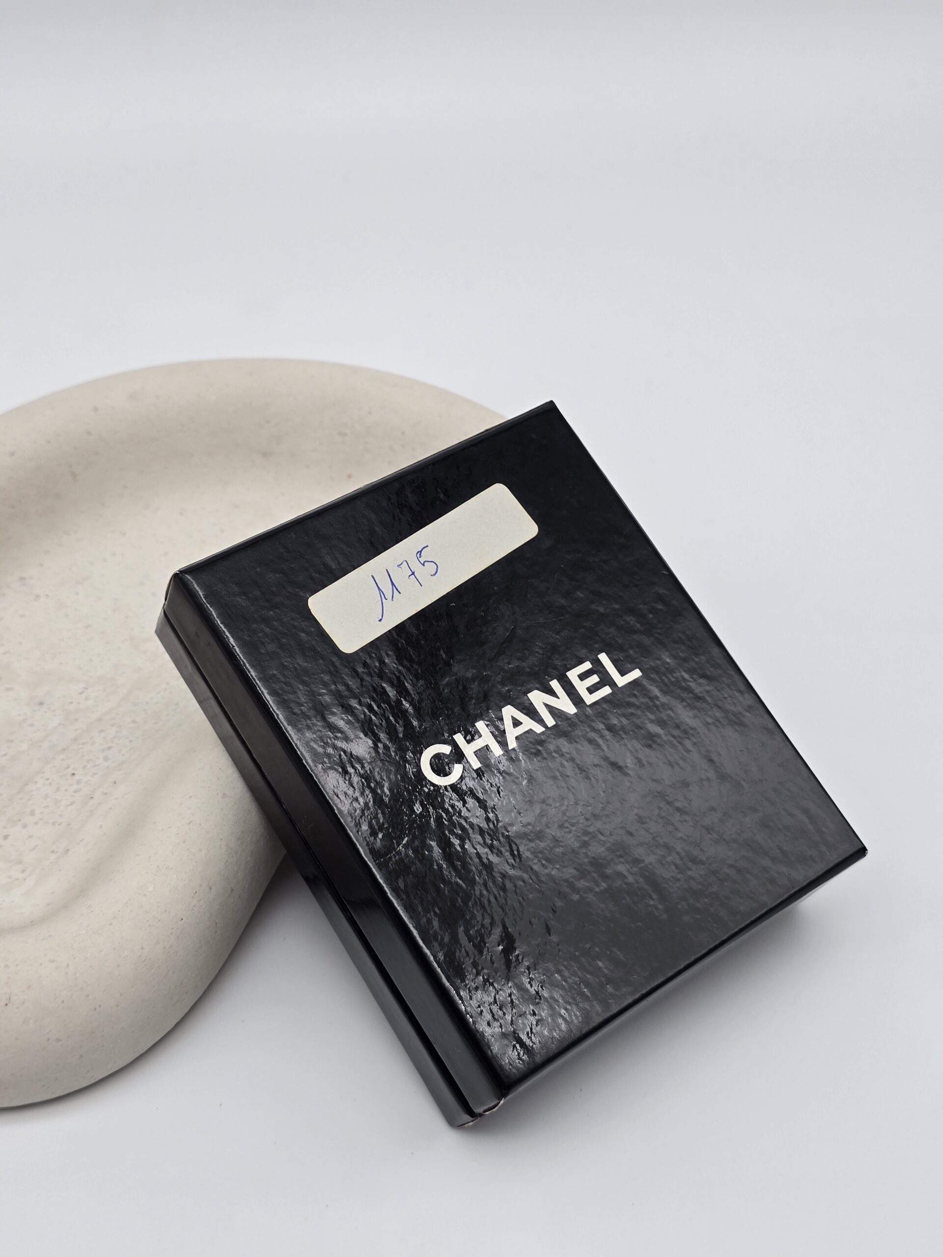 CHANEL- klipsy vintage z perłą pudełko